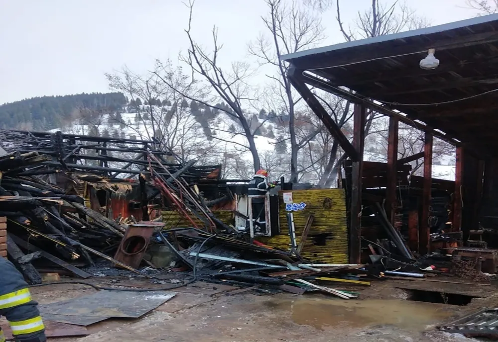 Incendiu la Farcașa: 6 butelii de oxigen scoase din flăcări la timp