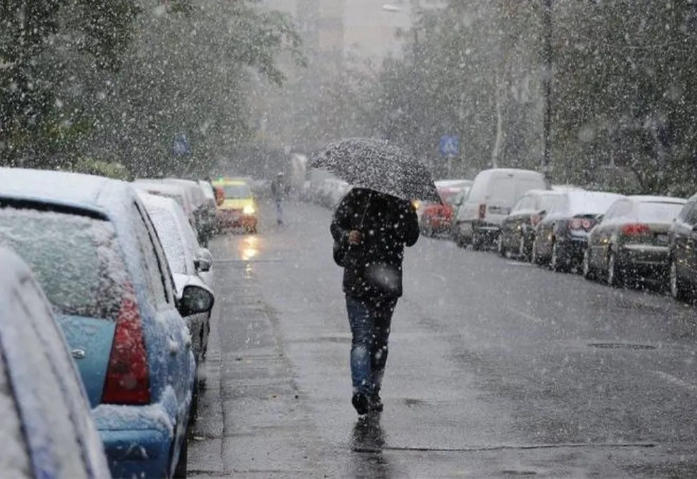 Ploaie, lapoviță și ninsori în mare parte din țară