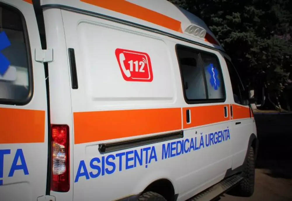 A ajuns la spital după ce a intrat cu mașina într-o căruță