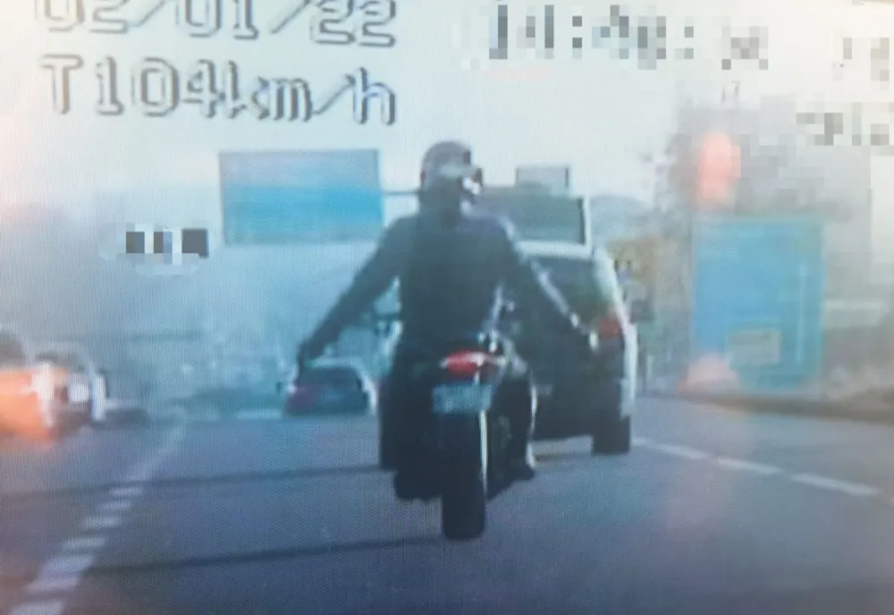 Cascadorie periculoasă! Mai multe autospeciale de poliție i-au blocat drumul!