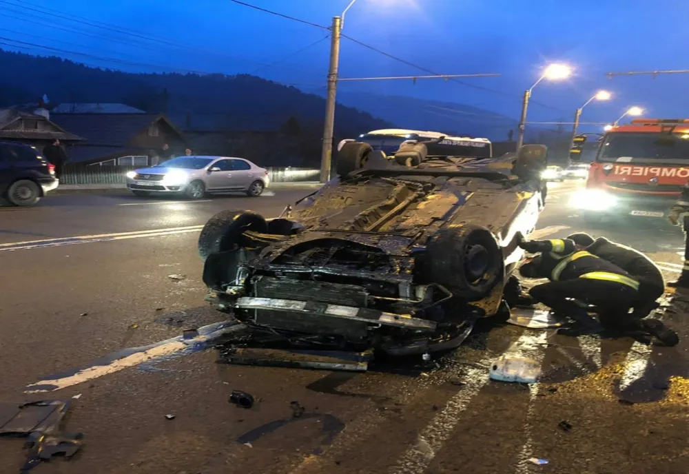 Un autoturism s-a răsturnat pe o stradă din Piatra Neamț