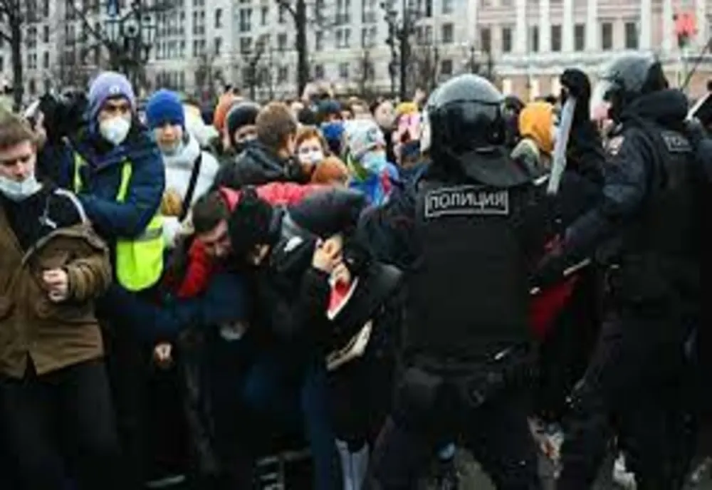 6.440 de arestări după protestele desfășurate în Rusia - Oamenii scandează împotriva războiului dus de Putin