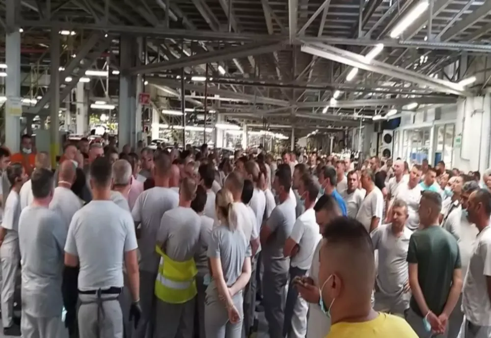 Războiul din Ucraina afectează și România. Angajații Dacia, trimiși acasă cu 85% din salariu