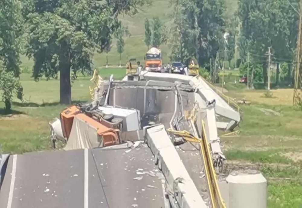 S-a rupt un pod în Neamț! Un bărbat, rănit