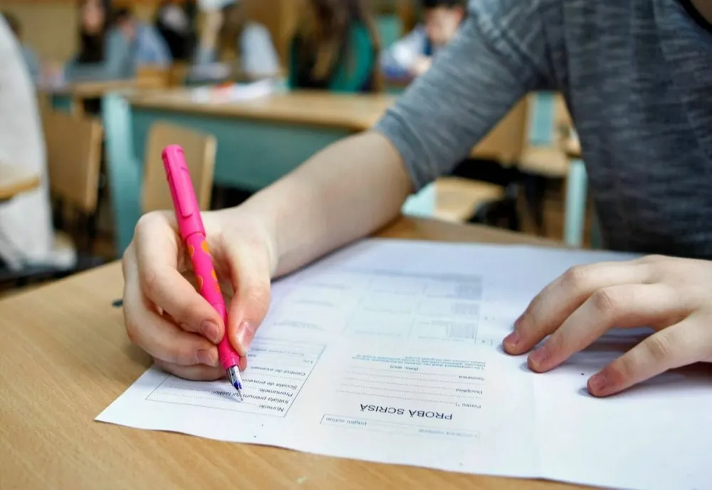 „Perle” Bac 2022 | Ce au putut să scrie elevii: „Trahanache e făcut din cocă moale”