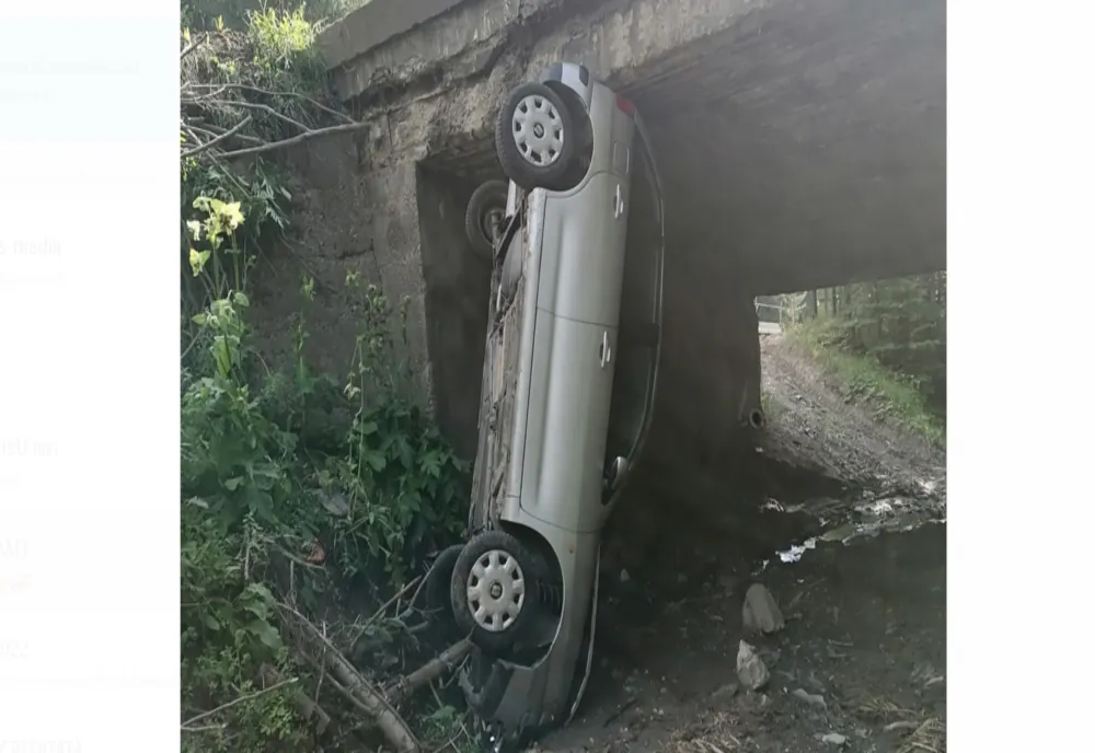 Un șofer a plonjat cu mașina în albia unui pârâu