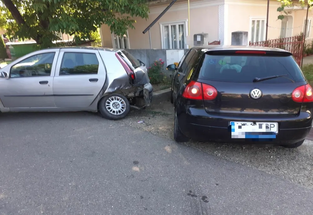 Ghinionul unui bătrân din Săbăoani! A fost acroșat de mașină în poarta casei