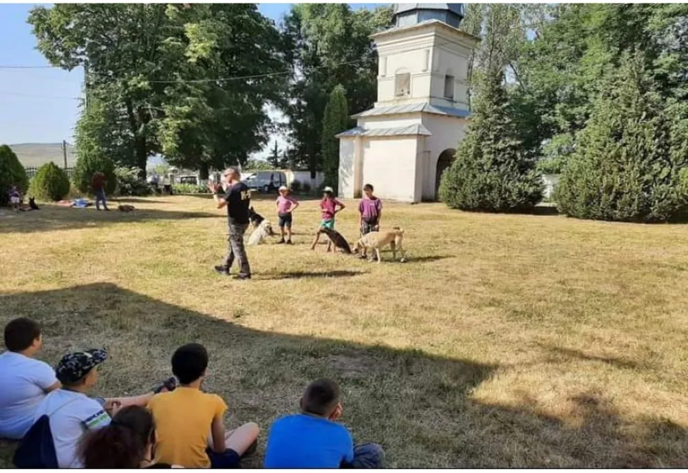 Demonstrație de dresaj canin și exercițiu de prindere al unui infractor