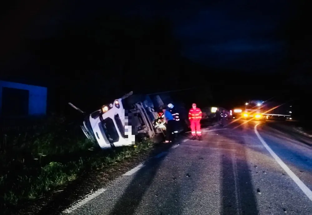 Un TIR plin cu apă minerală s-a răsturnat în Neamț