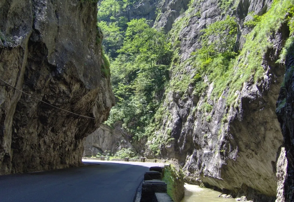 Un turist din Iași, lovit de o stâncă la Cheile Bicazului