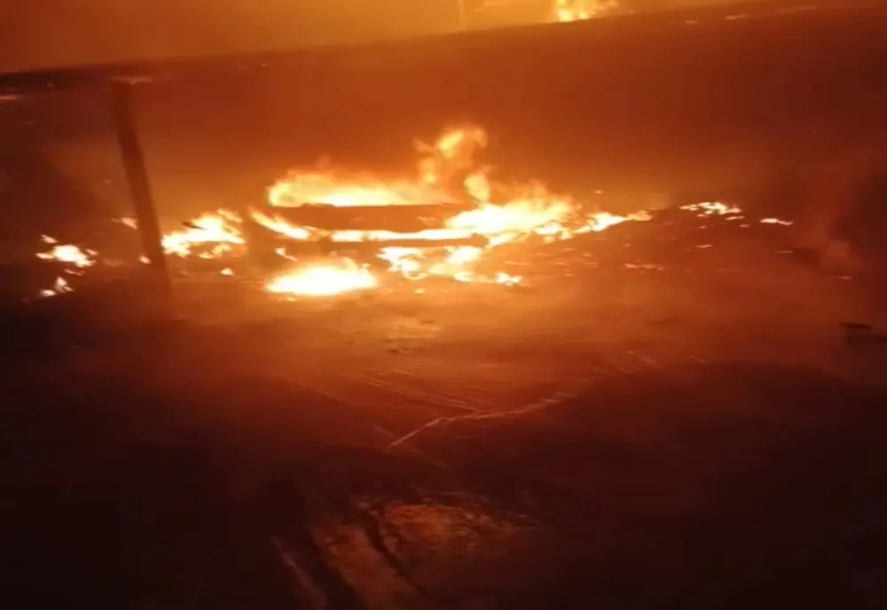 Incendiu la o casă din Piatra-Neamț! Focul a pornit de la un scurtciruit produs la autoturism