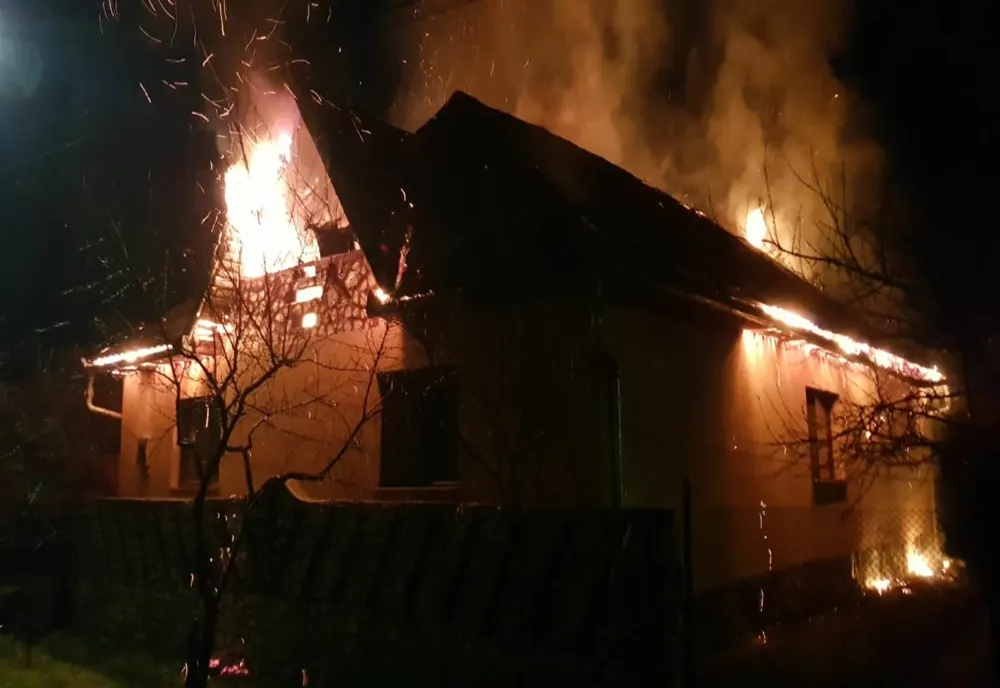 Incendiu la o gospodărie din Oglinzi
