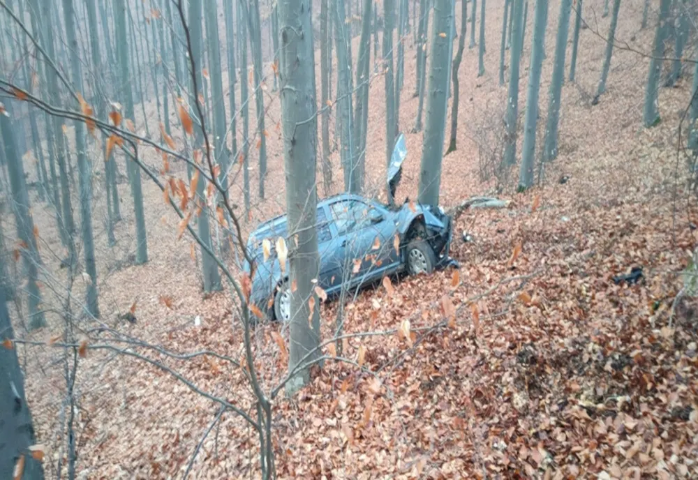 Autoturism căzut într-o prapastie pe DN1