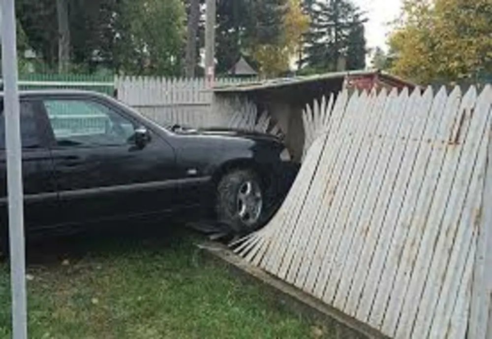 Un șofer beat a intrat cu mașina în gard!