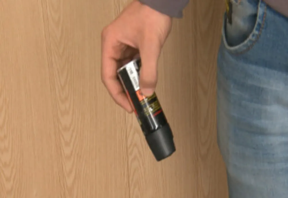 Bărbat prins la păcănele cu spray lacrimogen în buzunar