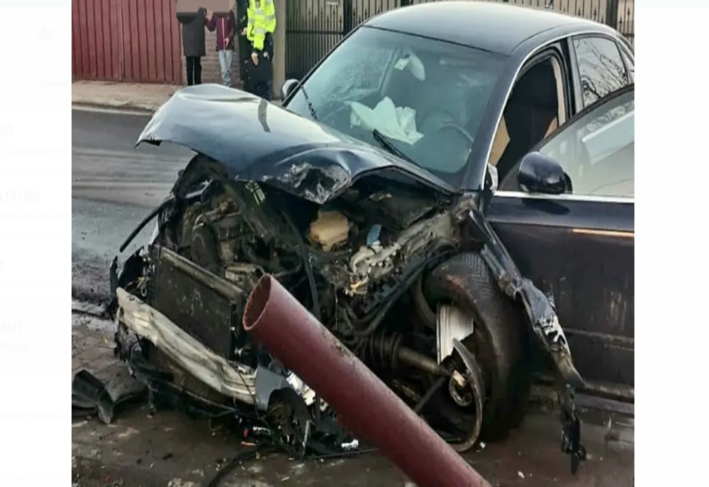 Un șofer a scăpat autoturismul de sub control și s-a oprit într-un gard