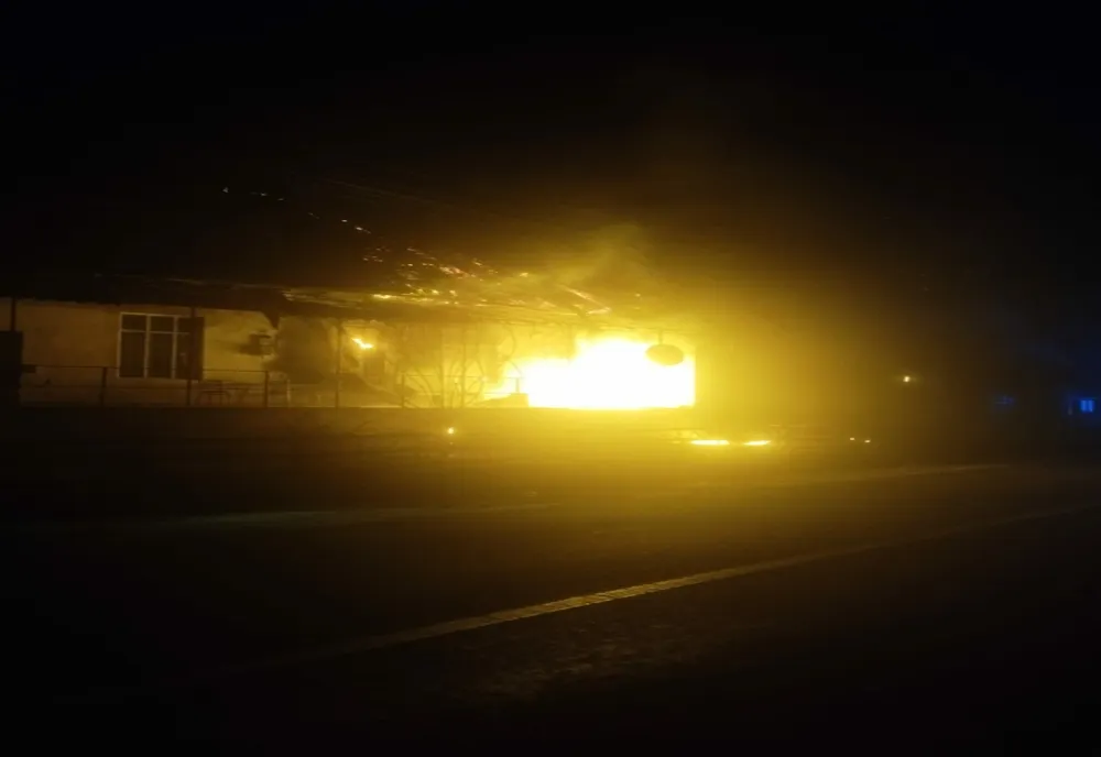 Spatiu comercial incendiat la Tașca!