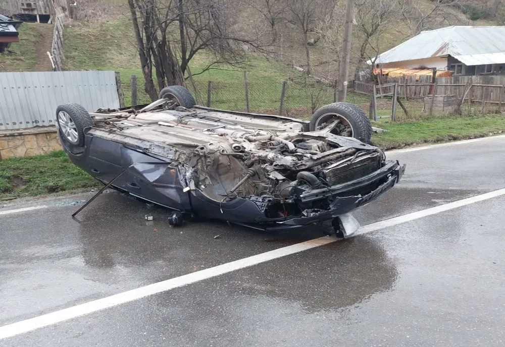 Două tinere au fost rănite după ce s-au răsturnat cu mașina