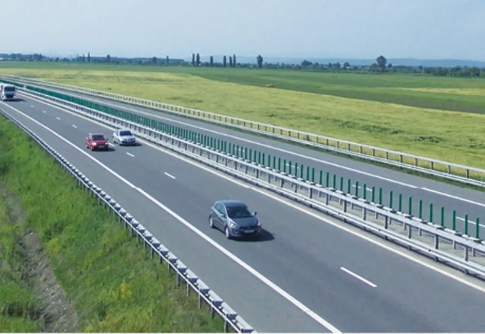 Carambol pe A2: șapte vehicule avariate și trei persoane rănite, între care un copil