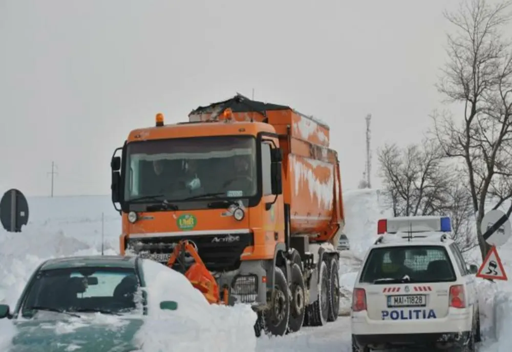 Drumuri închise în 6 județe. Cod roșu de viscol puternic și ninsori abundente
