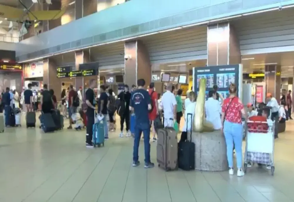 Haos pe Aeroportul Otopeni! Mai multe curse ale companiei Tarom au fost anulate