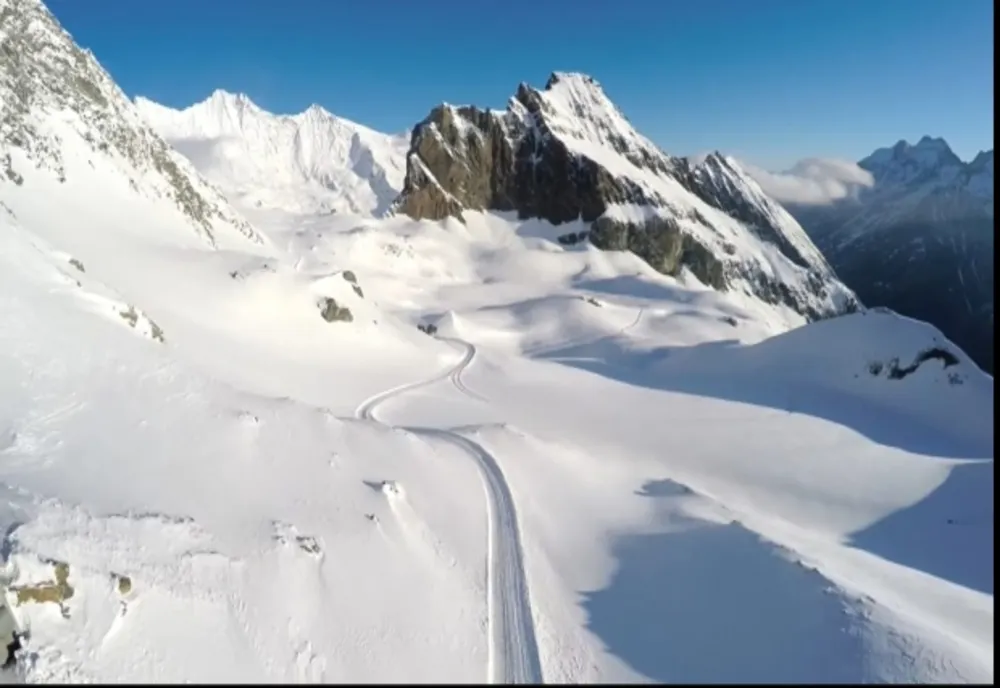 Risc de avalanșă în munții din județul Brașov. Turiștii aflați în minivacanța de 1 Decembrie, sfătuiți să nu urce la altitudii mari