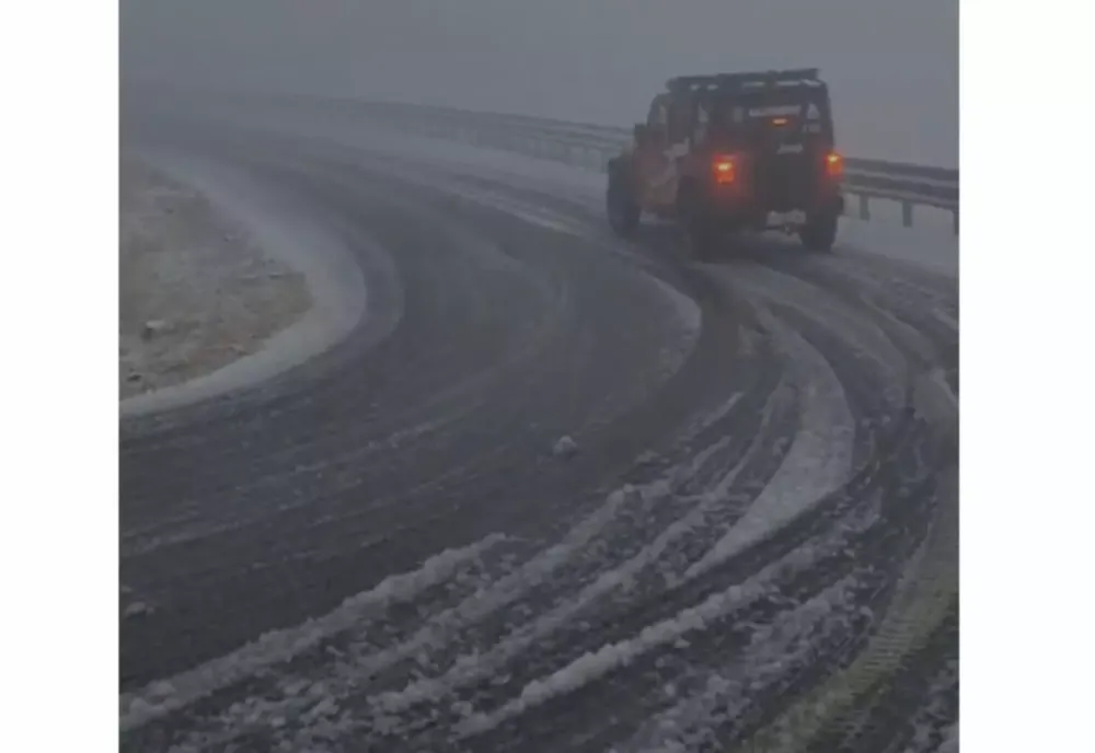 STRATUL DE ZĂPADĂ A AJUNS LA 5 CENTIMETRI PE TRANSALPINA