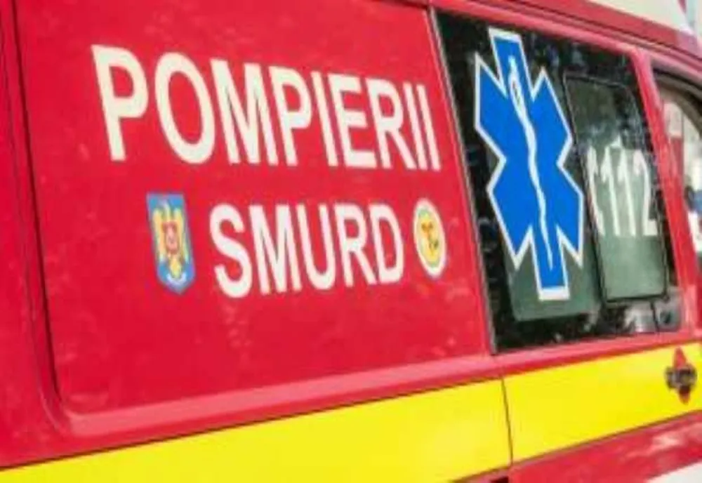 ACCIDENT RUTIER ÎN BISTRICIOARA. UN MICROBUZ CU ȘASE PERSOANE S-A RĂSTURNAT DUPĂ CE A LOVIT UN CAP DE POD