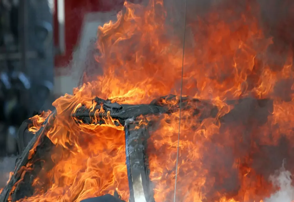 INCENDIU DE PROPORȚII ÎN JUDEȚUL BRAȘOV. ACOPERIȘUL UNEI CASE A FOST DISTRUS, FLĂCĂRILE S-AU EXTINS LA ALTE DOUĂ LOCUINȚE
