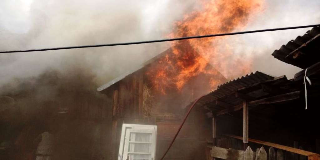 Incendiu-la-o-magazie-de-lemne-zanesti-3