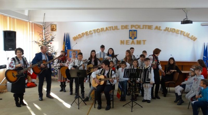 Polițiștii nemțeni au fost colindați