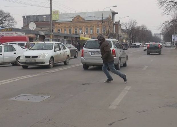 traverseaza sstrada prin loc nepermis