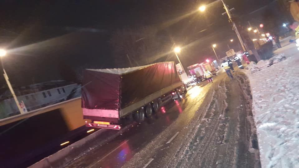 Un TIR a intrat în pilonii de la mall-ul din Roman