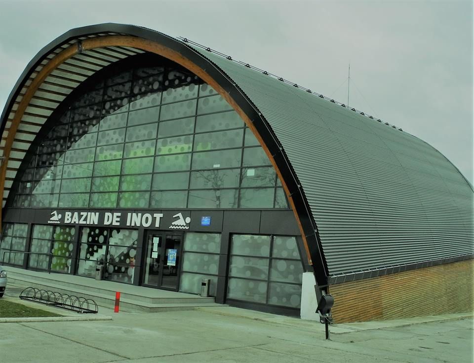 la înot