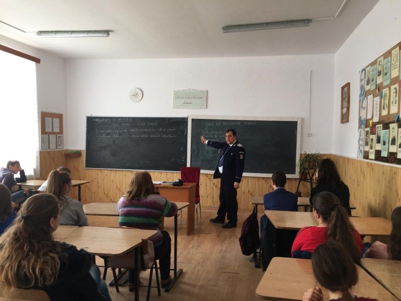 Dirigenţie-cu-poliţişti-la-catedră