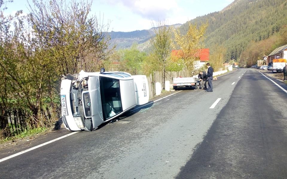 A-intrat-cu-mașina-într-un-parapet-și-s-a-răsturnat-2