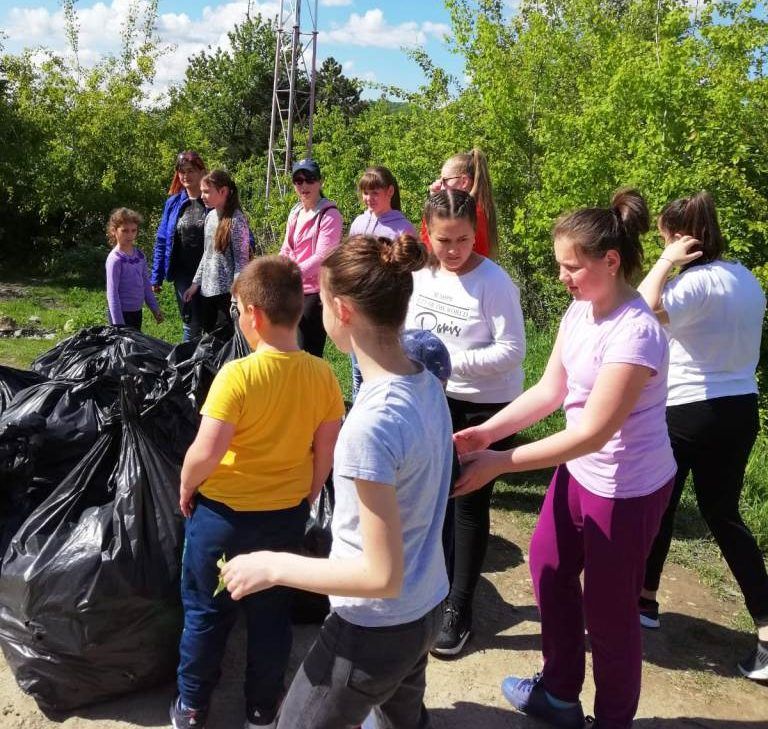 Voluntarii-au-făcut-curățenie-pe-Pietricica-FOTO-7
