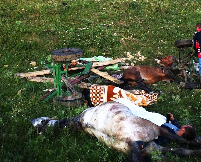 4 tineri, în stare gravă, după ce au căzut cu căruța într-o prăpastie. Un tânăr e în comă (FOTO) (4)