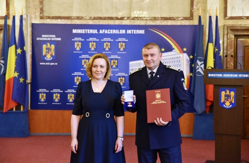 Emblema-de-onoare-pentru-un-polițist-din-Neamț-FOTO