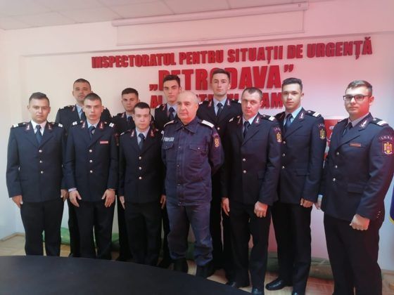 zece tineri absolventi