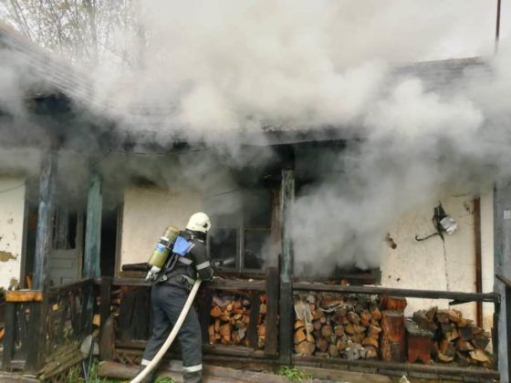 Incendiu-lângă-mănăstire-de-la-o-candelă-FOTO-4-560x420