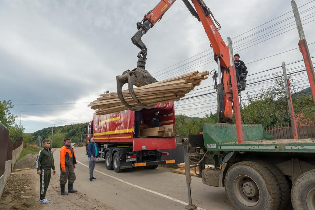 Prefectul de Neamț a distribuit materiale de construcții celor din Văleni (FOTO) (2)