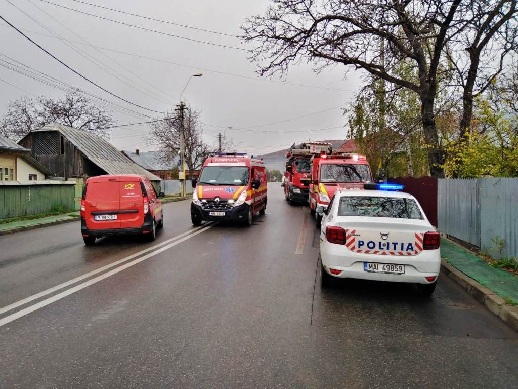 ameninta ca se arunca de pe casa