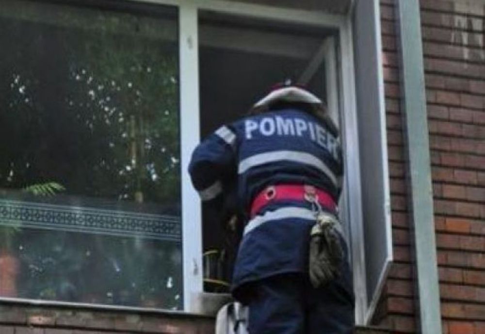 Fetiță de un an și jumătate și-a încuiat mama pe balcon. Au intervenit pompierii