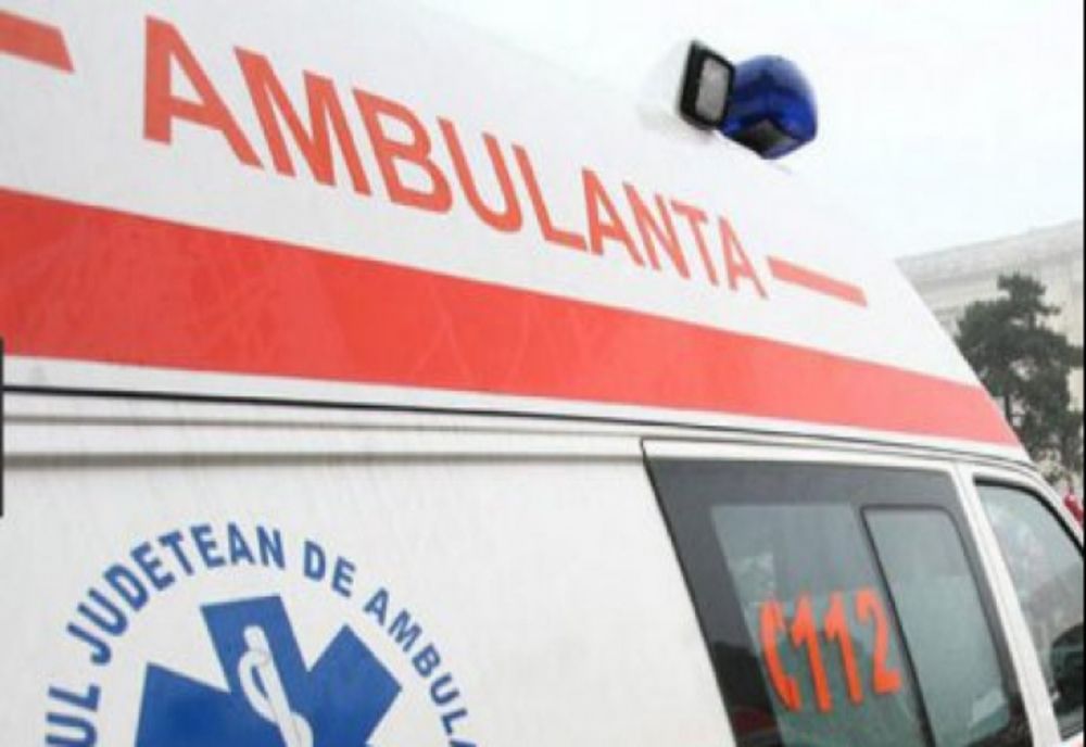 Doi tineri au fost răniți după ce motocicleta pe care se aflau a fost acroșată de un autoturism