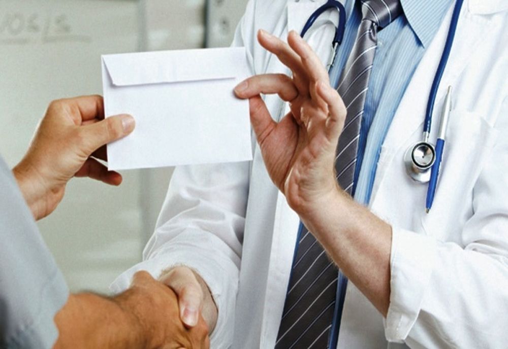 Dosar clasat în cazul medicului prins în flagrant când lua șpagă