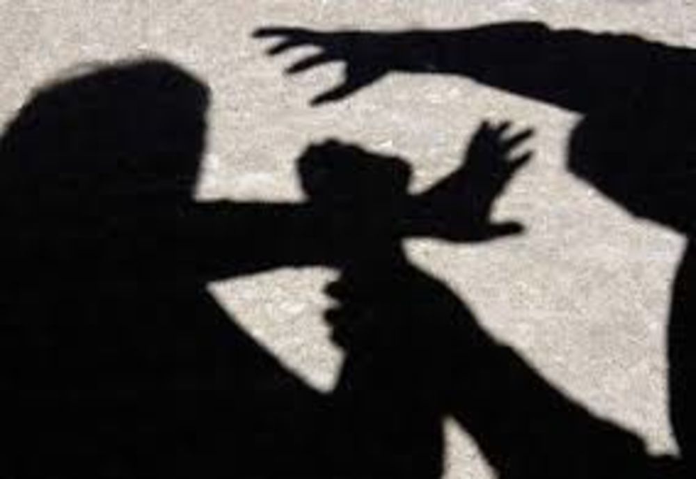 Adolescentă lovită pentru un telefon mobil și 10 lei