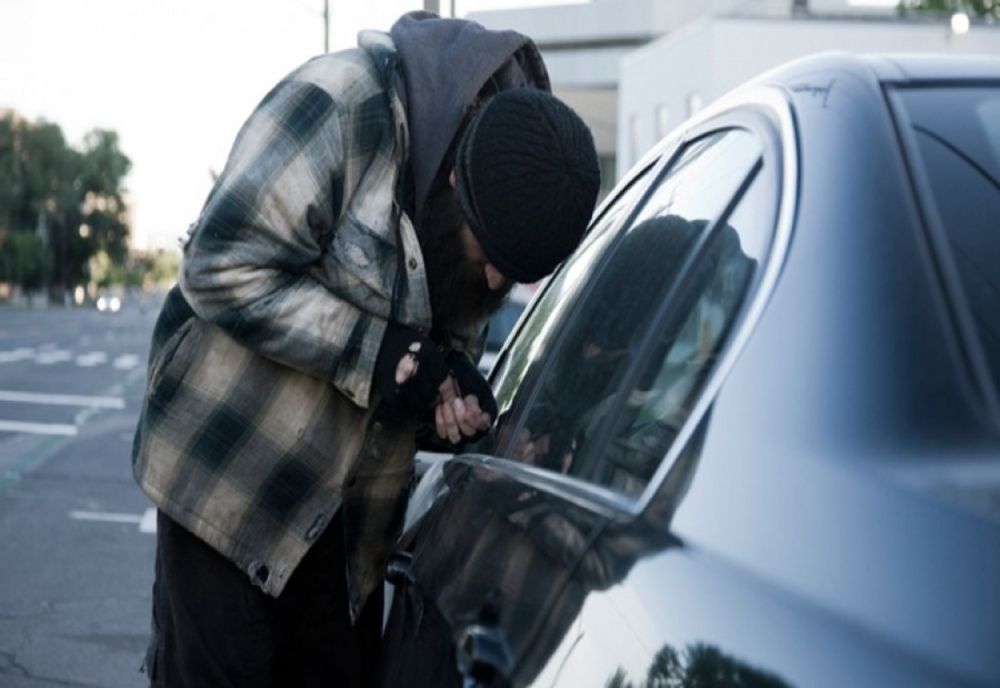 A furat dintr-o mașină un radio-casetofon şi un acumulator auto, iar acum stă la închisoare un an jumătate