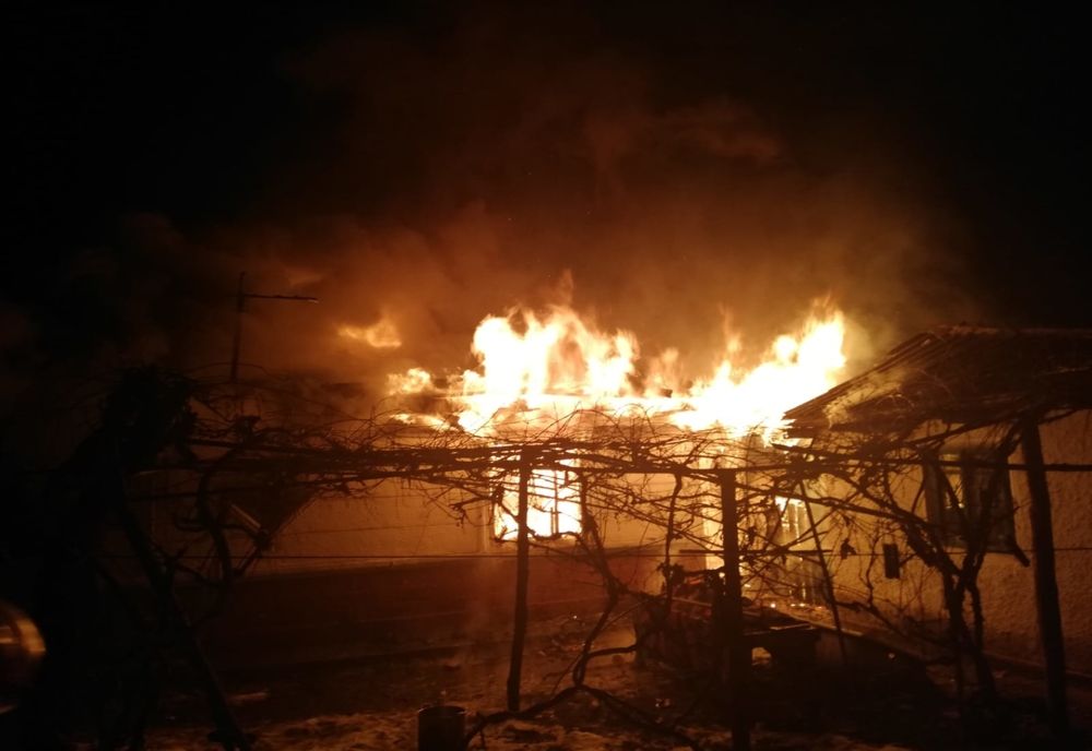Casă în flăcări la Bâra. Cauza, un coș de fum deteriorat (FOTO)