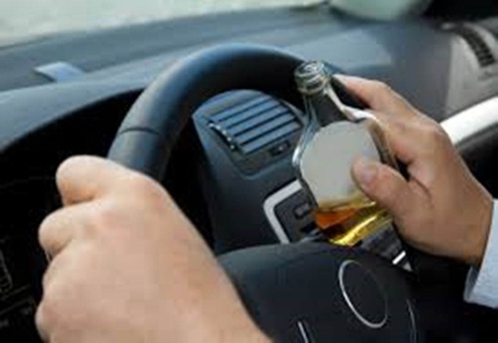 Aproape de comă alcoolică, un tânăr a intrat cu mașina în șanț